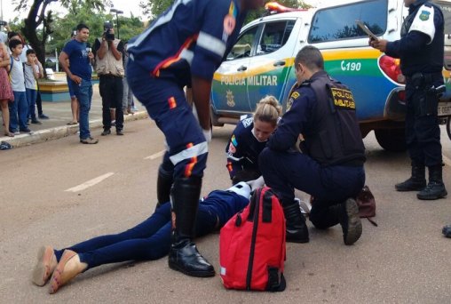 Estudante distraída com celular e fone de ouvido é atropelada na Farquar