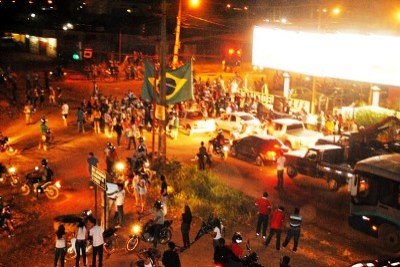 VEM PRA RUA - Grupo toma conta do elevado da Jatuarana e causa congestionamento - FOTOS