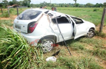 JI-PARANÁ  - Motorista perde controle de veículo e capota com cinco pessoas