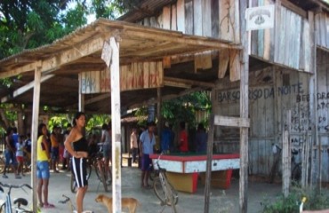 Homem é brutalmente assassinado a golpes de pau e tijolos em bar na zona leste - Confira fotos