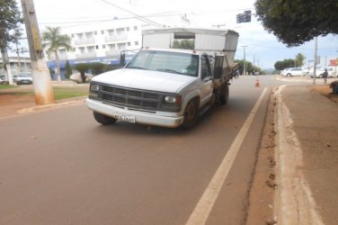 Caminhonete da Prefeitura quebra em principal via da cidade 