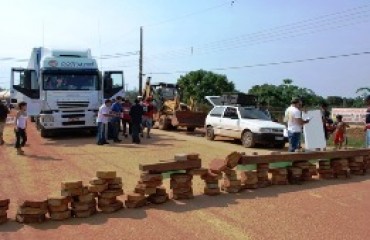 PROTESTO II – Caminhoneiros reprovam manifestação de moradores do Nacional e afirmam que movimento não tem força – Veja vídeo