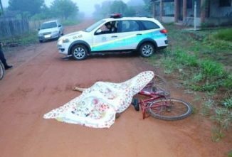 Homem esfaqueia mulher no meio da rua por botija de gás