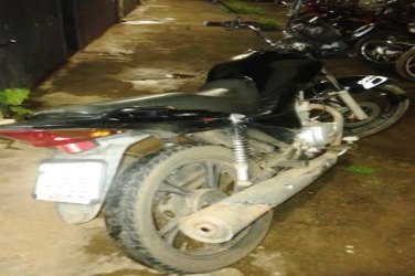 Polícia encontra motocicleta roubada em bairro da zona Norte