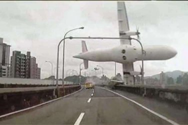 TAIWAN - Avião cai e bate em viaduto