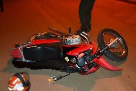 Motoqueiro com sinais de embriaguez invade contra mão e provoca acidente