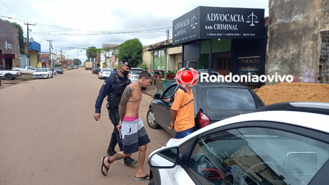 DENÚNCIA ANÔNIMA: Três são flagrados em boca de fumo com arma, droga e moto roubada