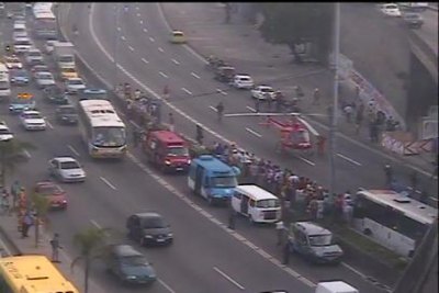 Ônibus cai de viaduto sobre avenida Brasil e deixa ao menos 7 mortos