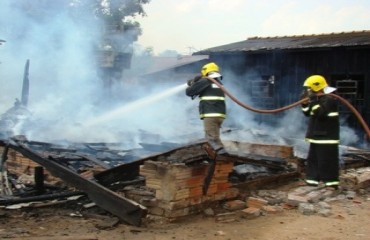 Incêndio destrói uma casa e parte de outra; polícia ainda não sabe o que ocasionou o fogo