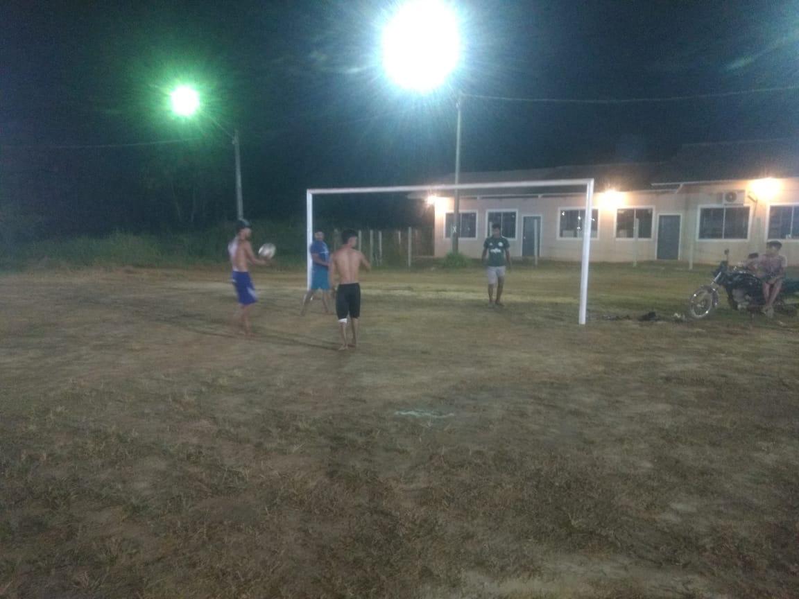 BAIXO MADEIRA: Cujubim recebe iluminação pública no campo de futebol através do Vereador Jacaré