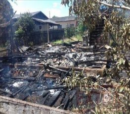 Casa é consumida por fogo durante madrugada 