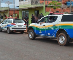 Mulher flagra marido com suposta amante e gera confusão