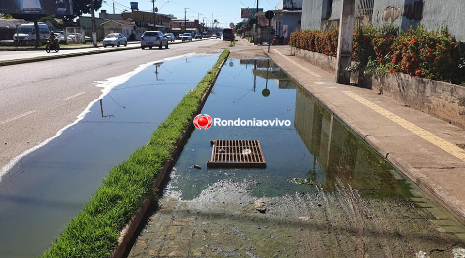 PODRIDÃO: Esgoto a céu aberto toma parte da pista e calçada na Vieira Caúla