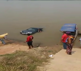 Veículo submerso é resgatado do Rio Mamoré