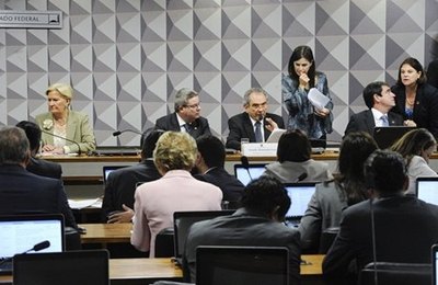 Governo considera comissão no Senado 'batalha perdida' contra impeachment