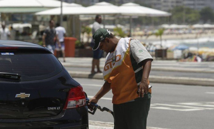 Preço da gasolina vai subir 0,9% nesta sexta-feira, diz Petrobras