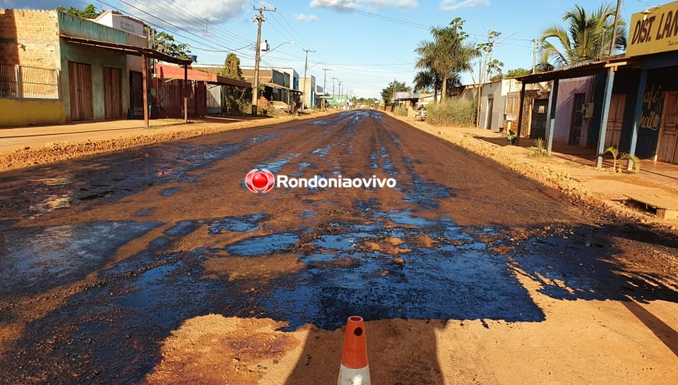 SATISFEITO: Hildon Chaves comemora 600 metros de asfalto na rua Petrolina