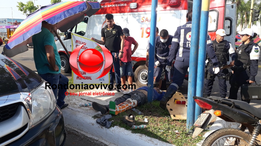 GRAVE: Motociclista fratura a perna após colidir em caminhonete na frente do shopping