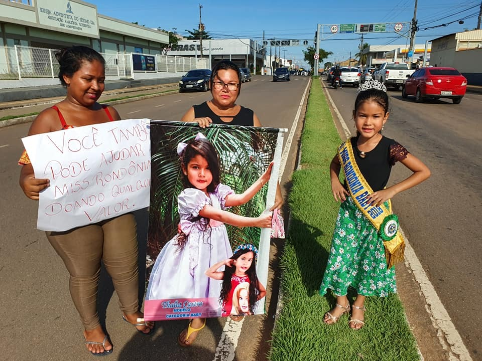 MÃE DE MISS: Família vende rifa na rua para levar menina ao Miss Brasil Baby