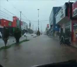 Chuva causa transtornos em avenida de Ariquemes - VÍDEO