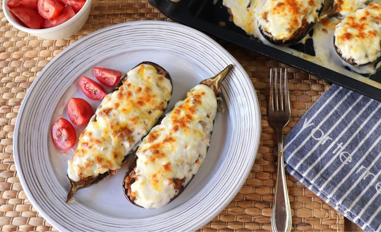 IMBATÍVEL:  Berinjelas recheadas com carne gratinadas no forno