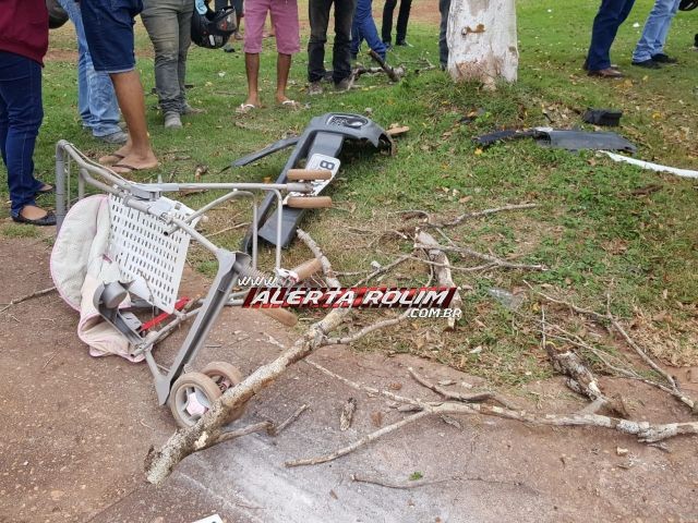 GRAVE ACIDENTE: Carro bate em caminhonete, criança voa longe e mulher choca com árvore