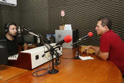 Maurão faz balanço de atividades, em entrevista em cadeia de rádio