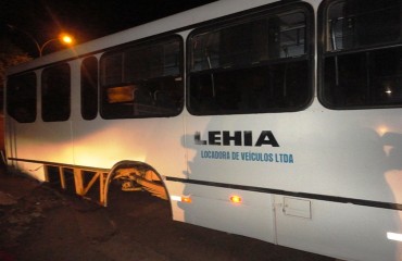 SUCATÃO – Ônibus que presta serviço para Usina Santo Antônio desmonta enquanto transportava trabalhadores – Fotos