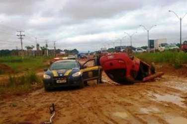 Jovem vai testar carro que comprou por R$ 500,00 e capota