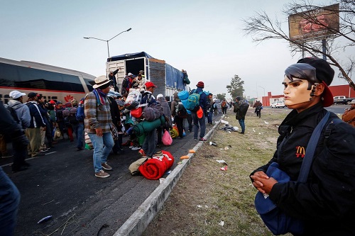 CARAVANAS: Migrantes centro-americanos chegam à fronteira do México com os EUA