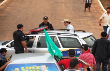 ELEIÇÕES 2012 - Senador Ivo Cassol bate boca com PM após trio elétrico ser apreendido durante carreata