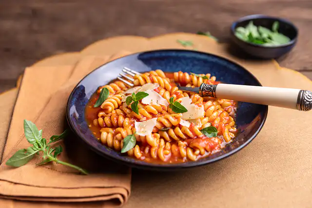 ALMOÇO EXPRESS: Macarrão com molho de tomate na pressão