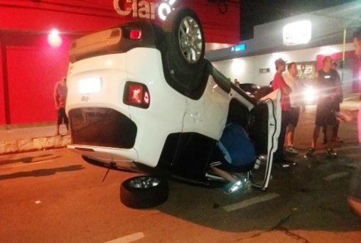 Motorista capota carro ao avançar semáforo e se choca com carro de autoescola