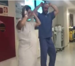 'DESPACITO': Médico dança com grávida em trabalho de parto  