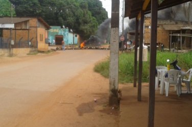 Populares fecham ruas na Zona Leste em protesto contra a Eletrobrás 