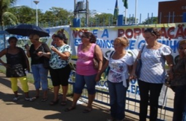 Mulheres de policiais militares fecham entradas da Sesdec por uma hora