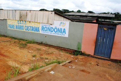 BARBARIDADE - Bando espanca moça e mata um rapaz à tiro na frente da escola 
