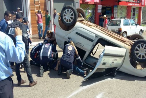 Forte colisão com carro da prefeitura deixa motorista ferido