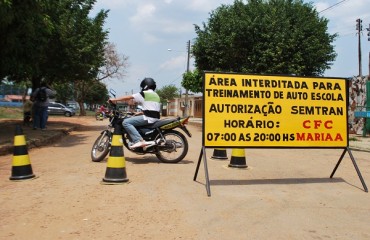 ABSURDO – Com autorização da SEMTRAN, auto-escola interdita rua para aulas práticas