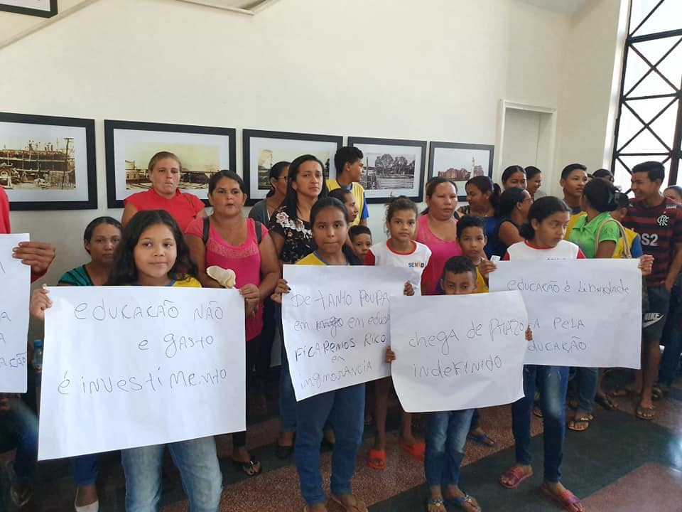 VÍDEO: Comunidade do Baixo Madeira invade prefeitura e cobra direito a escola