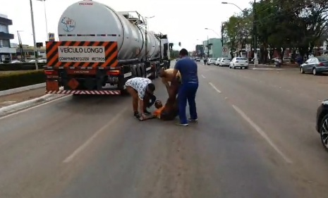 VEJA VÍDEO: Homem se joga na avenida Jorge Teixeira na capital