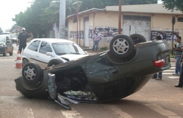 Choque de veículos em semáforo de vias movimentadas da capital provoca capotamento - FOTOS