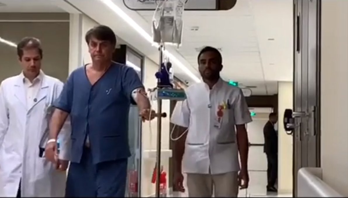 RECUPERAÇÃO: Bolsonaro toma chá e caminha pelo corredor do hospital