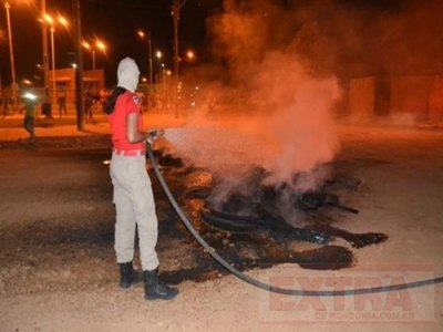 População revoltada com promessas eleitorais ateia fogo em pneus 