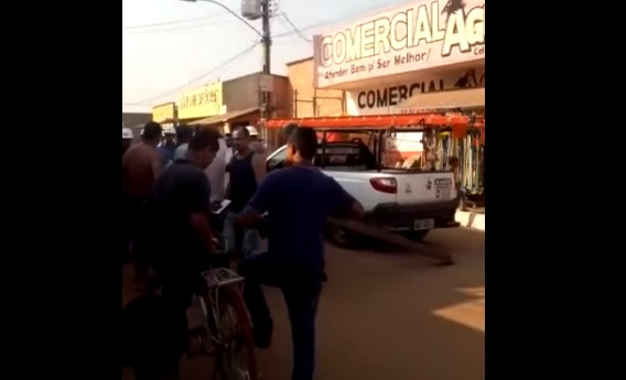 REVOLTA - VÍDEO: Carro da Energisa é “preso” por comunidade devido à falta de energia