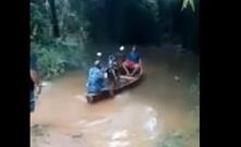 Após queda de ponte na 625, pequenos veículos e pessoas atravessam o rio de bote