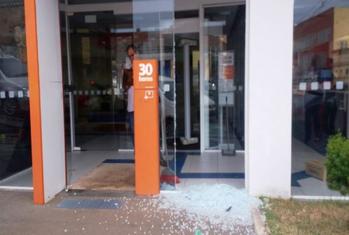 Bandidos arrombam agência bancaria no centro da capital