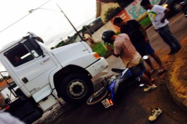 Caminhão invade preferencial e colide com motocicleta