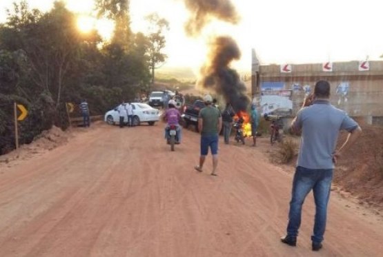 Manifestantes mantém BR 429 fechada por tempo indeterminado