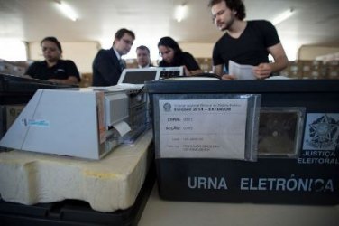 TSE quer ampliar número de votantes no exterior